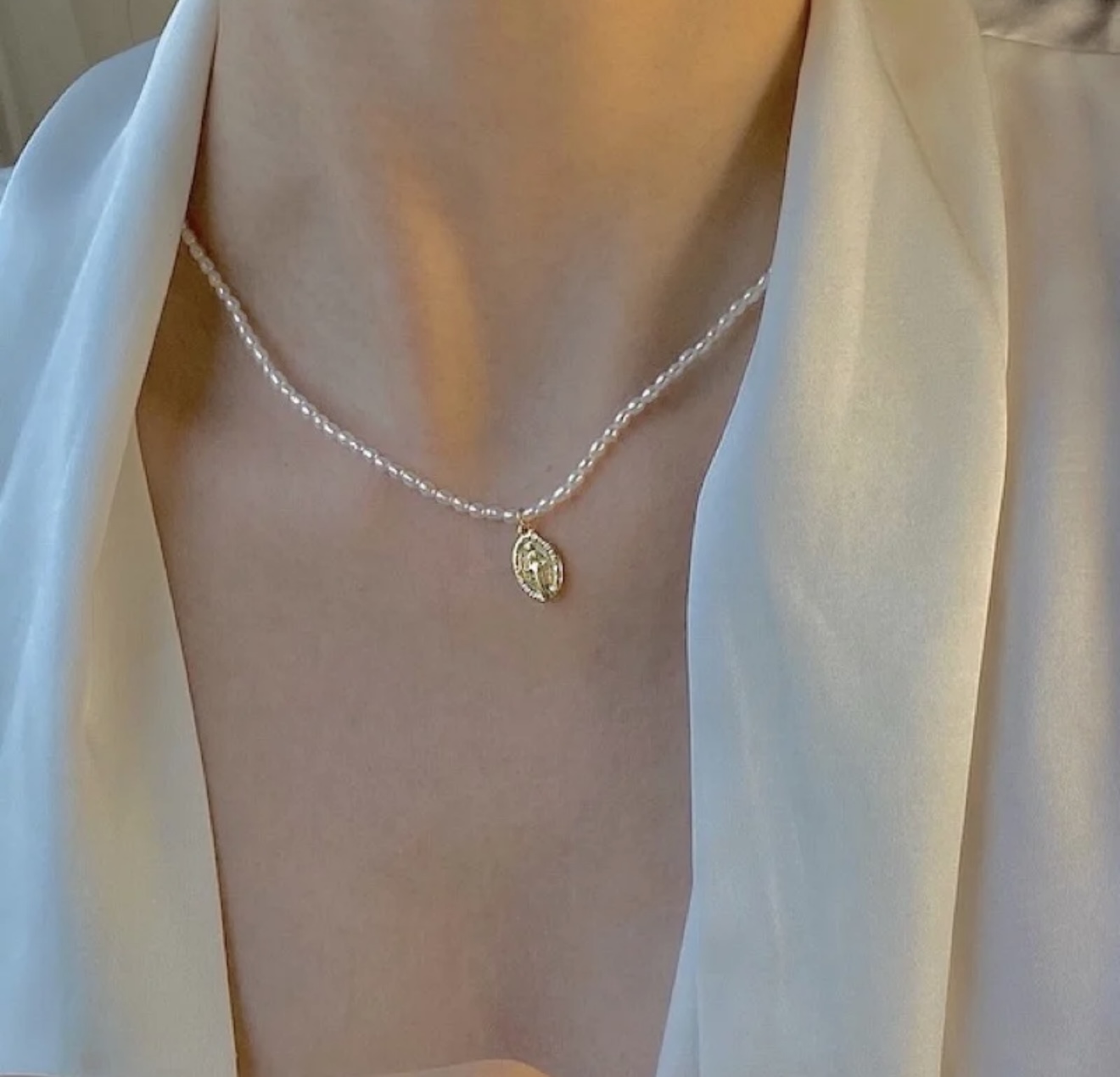 Golden plate pearl necklace